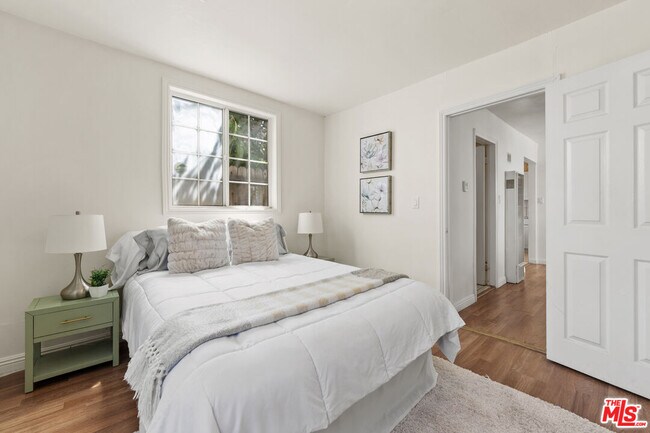 Building Photo - 1114 S La Peer Dr