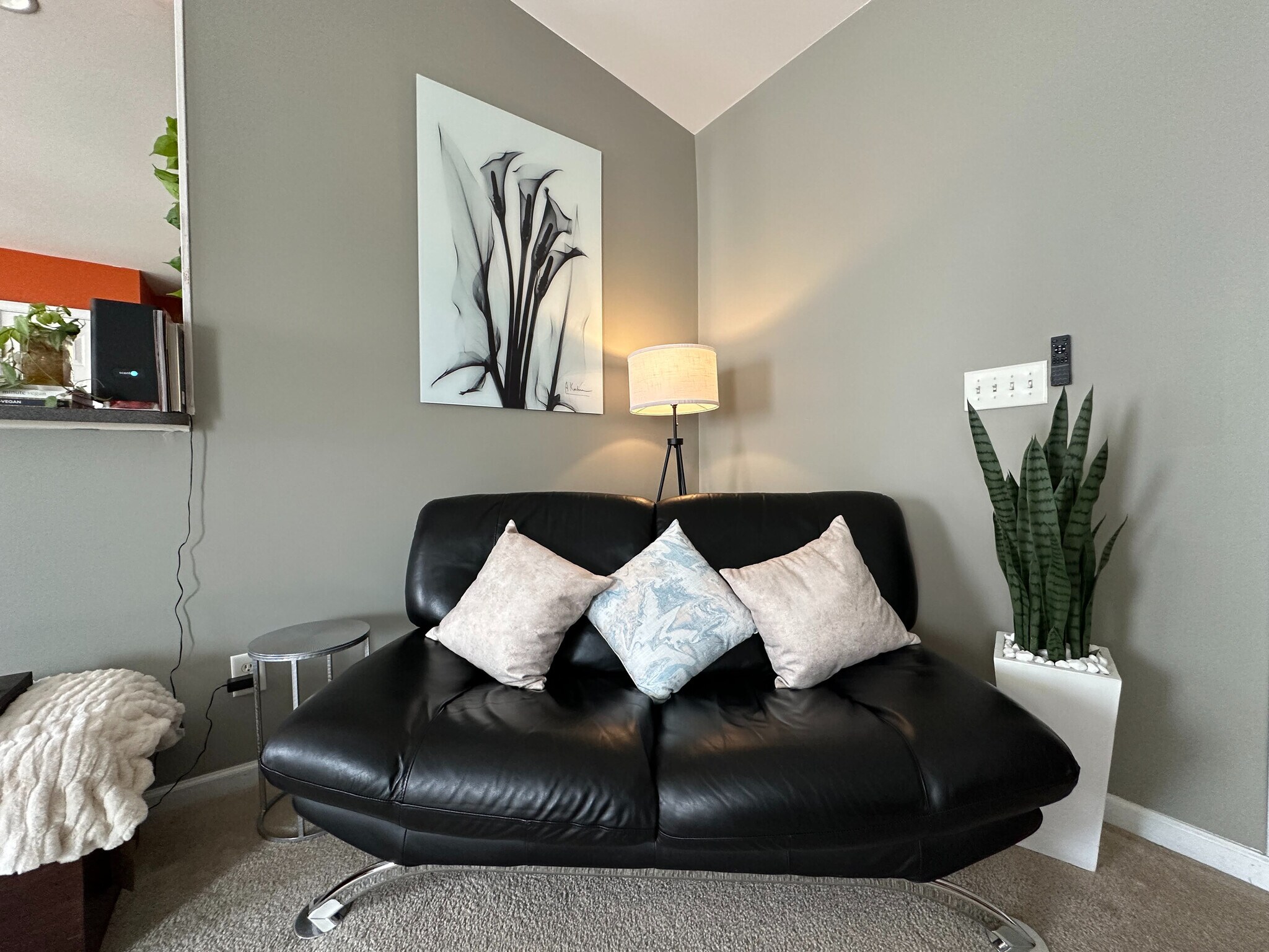 Building Photo - Room in House on Sunburst Ln