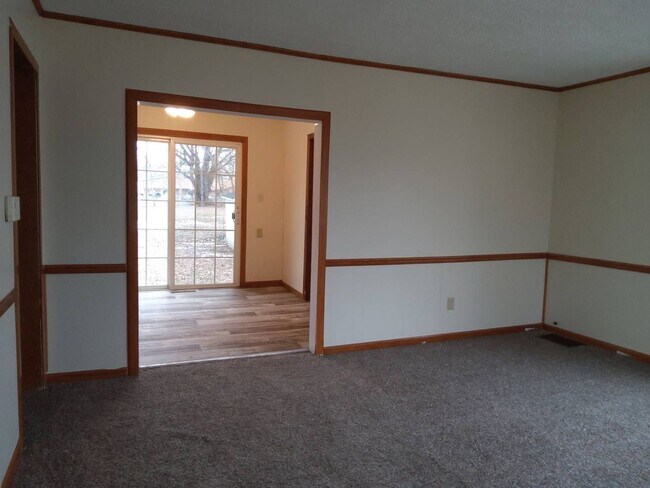 Building Photo - 2 Bedroom Single Family Home in Syracuse!