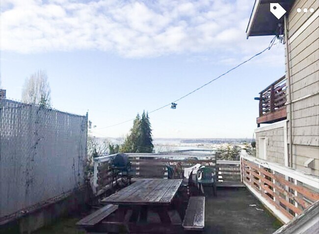 Building Photo - 3 & 4 Bedroom Units Just Steps from WWU