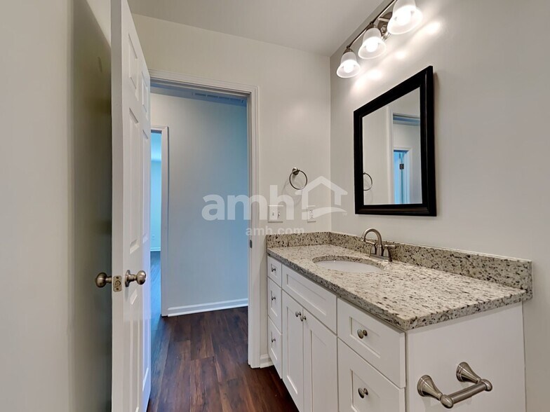 Building Photo - 129 Charlesfort Way