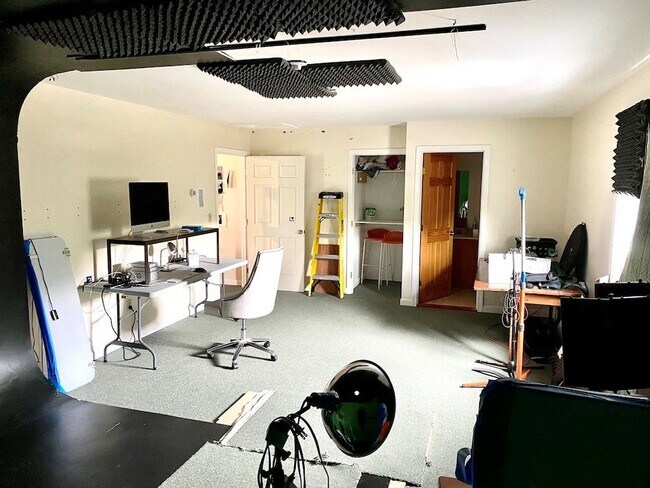 Building Photo - 855 Aquidneck Ave