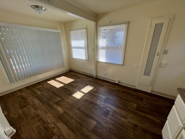 Building Photo - Great Student Housing.  3bd (Has been converted to 4 bedroom in past) 3bath house a block and a h...