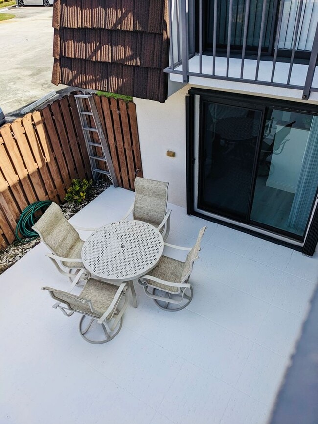 Building Photo - 2/2.5 Stuart Townhome near Intracoastal