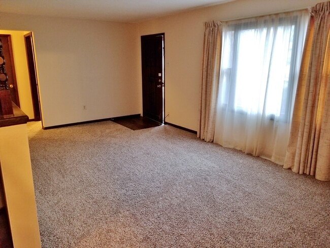 Building Photo - Very nice 3BR Rancher with appliances near Shunga Trails!