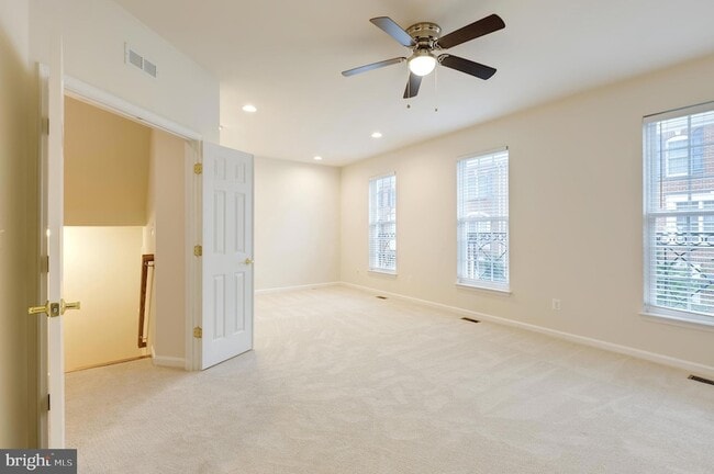Building Photo - 22948 Fanshaw Square