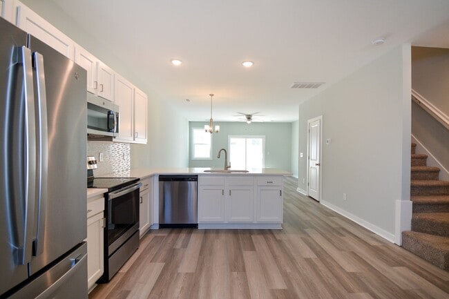 Building Photo - BEAUTIFUL! 2 Bedroom with Flex Space Townh...