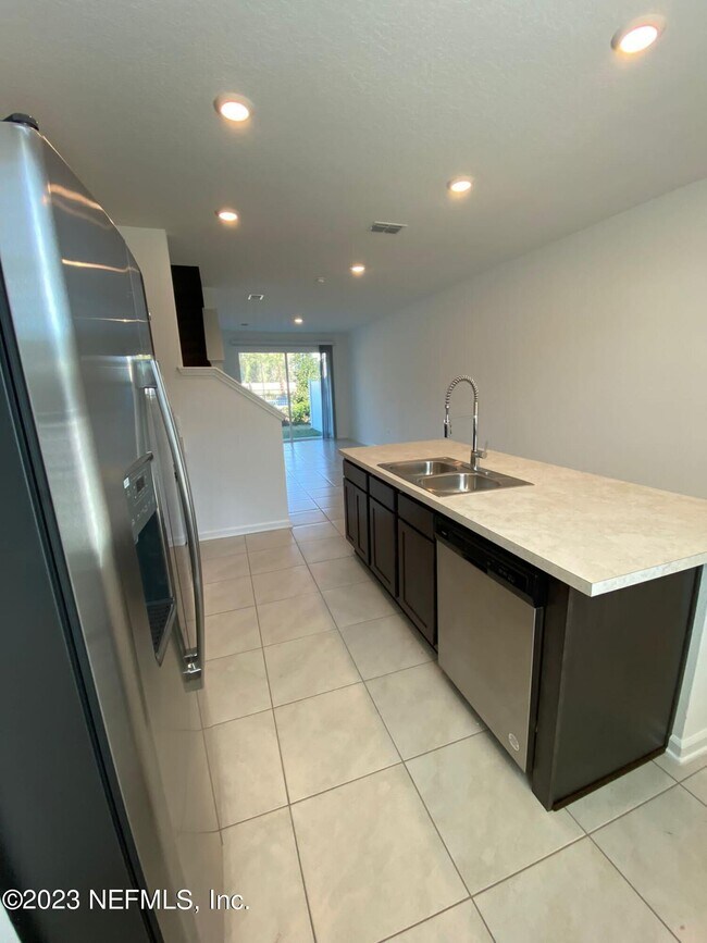 Building Photo - 8313 Zenith Cir
