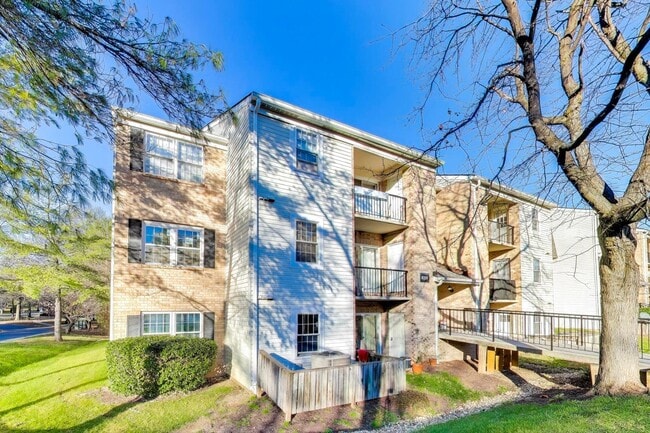 Building Photo - Clean & Fresh 2 + 2 close to METRO!