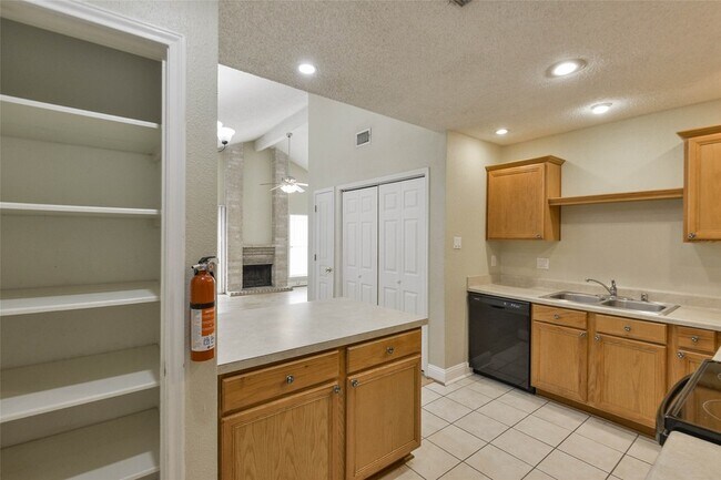 Building Photo - 23627 Pebworth Pl