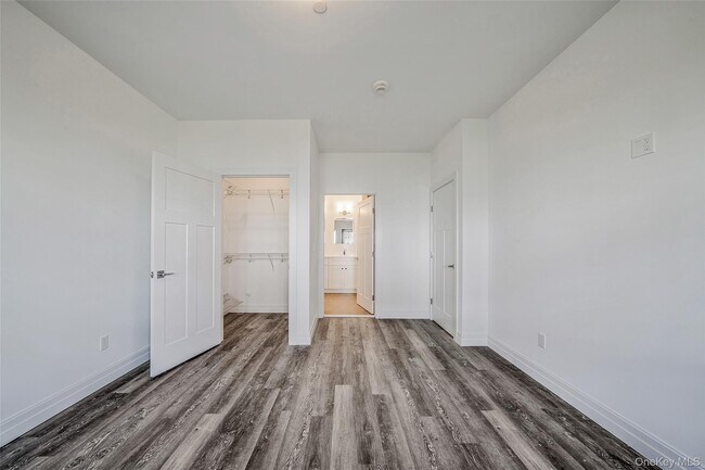 Building Photo - 725 Eastview Dr