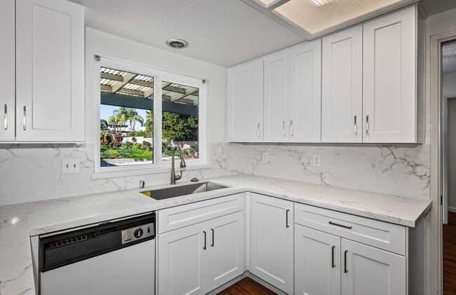 Building Photo - Spacious Updated Single Story - Walk to LLUMC