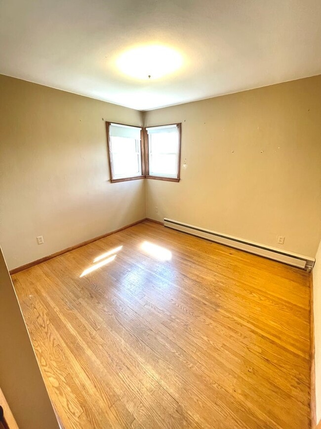 Building Photo - AVAILABLE AUGUST 18TH - Gorgeous 3 Bed 2 b...