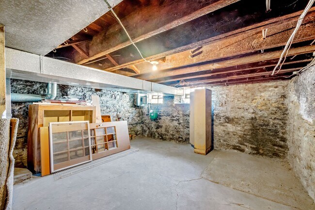Building Photo - Stunning 3 bedroom home in South Side avai...