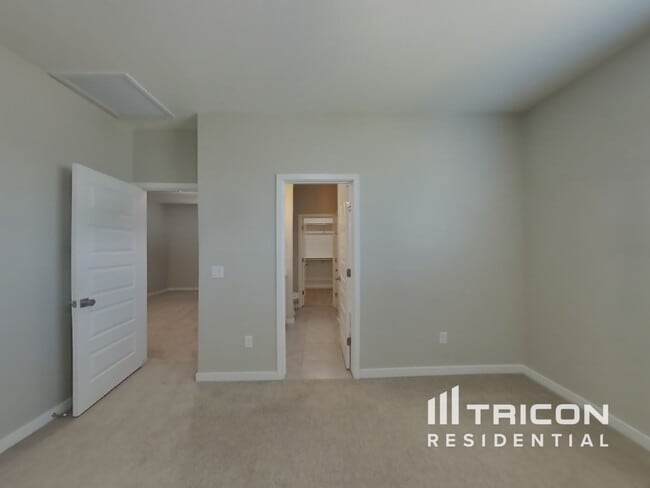 Building Photo - 4548 E Grandview St