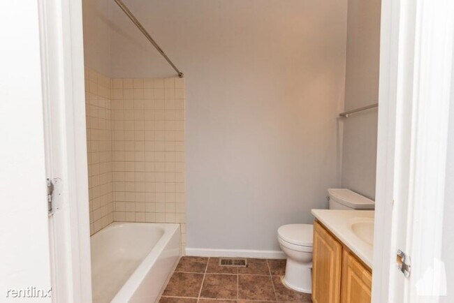 Building Photo - 1321 N Burling St