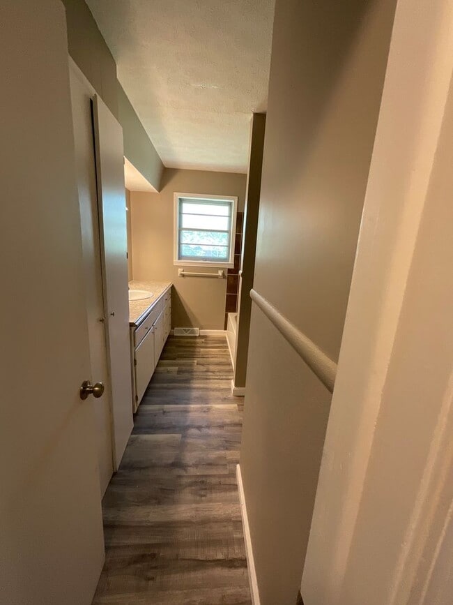 Building Photo - 3 bedroom 2 bathroom house for rent