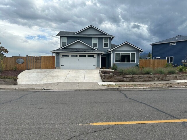 Primary Photo - Beautiful 3BR/2BA Two-Story Home with Gara...