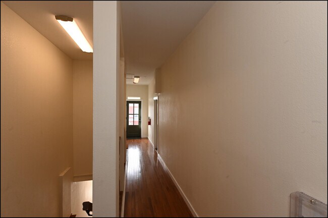 Building Photo - 710 Noble St