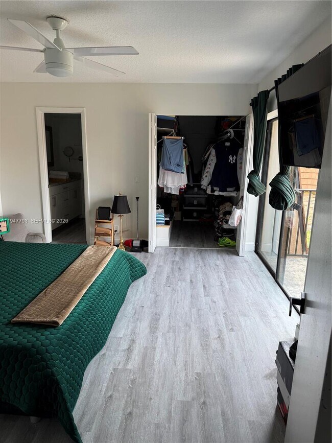 Building Photo - 2563 Lakeview Ct