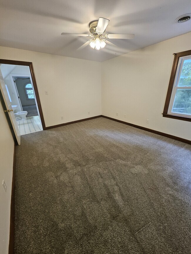 Building Photo - 402 E Raintree Ln
