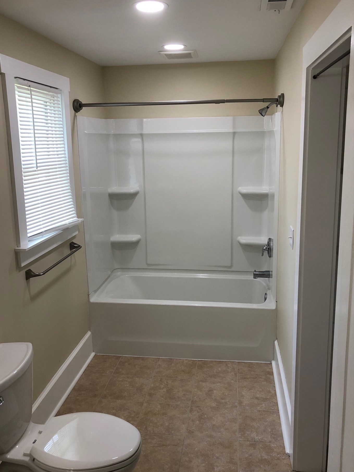 full bathroom - 130 Kenwood Ave
