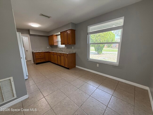 Building Photo - 1295 Country Club Blvd