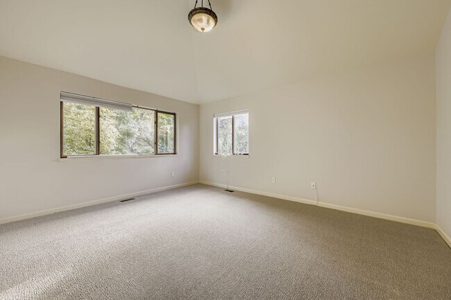 Building Photo - 4854 Franklin Dr