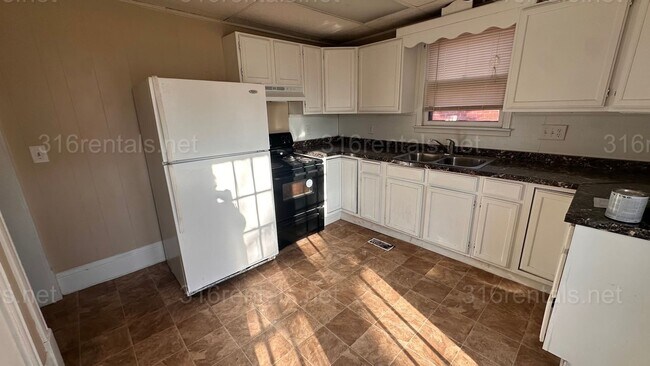 Building Photo - $925 - 2 bed 1 bath Single Family Home