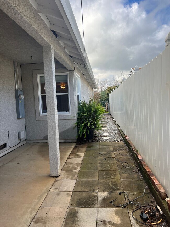 Building Photo - Welcome to this charming 2-bedroom, 2-bathroom home!