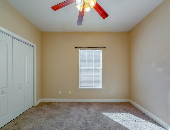 Building Photo - 3327 Dartmouth Dr