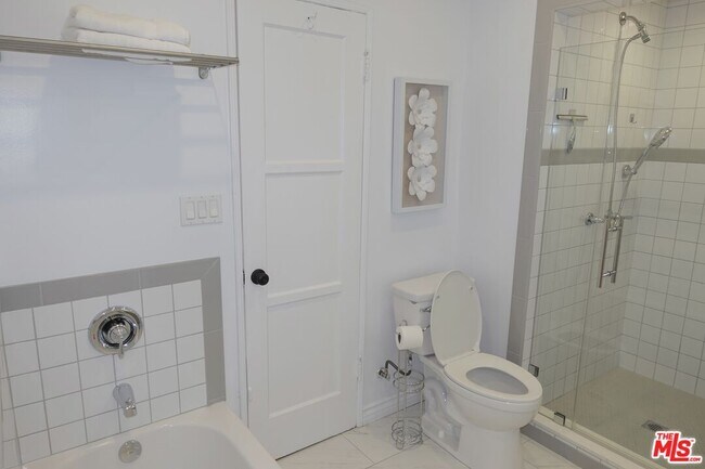 Building Photo - 906 Croft Ave