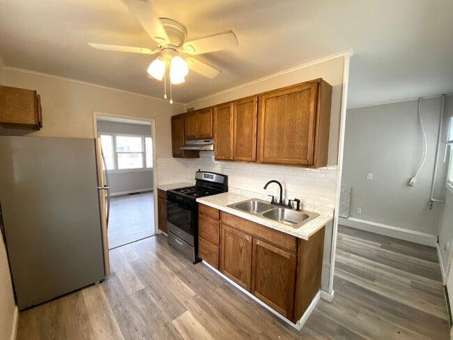 Building Photo - 3 Bedroom + 1 Bath Home - First Month Free