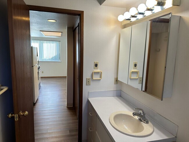 Building Photo - 1 Bedroom, 1 Bathroom Lower Unit in Small Apartment Building Close to BTC