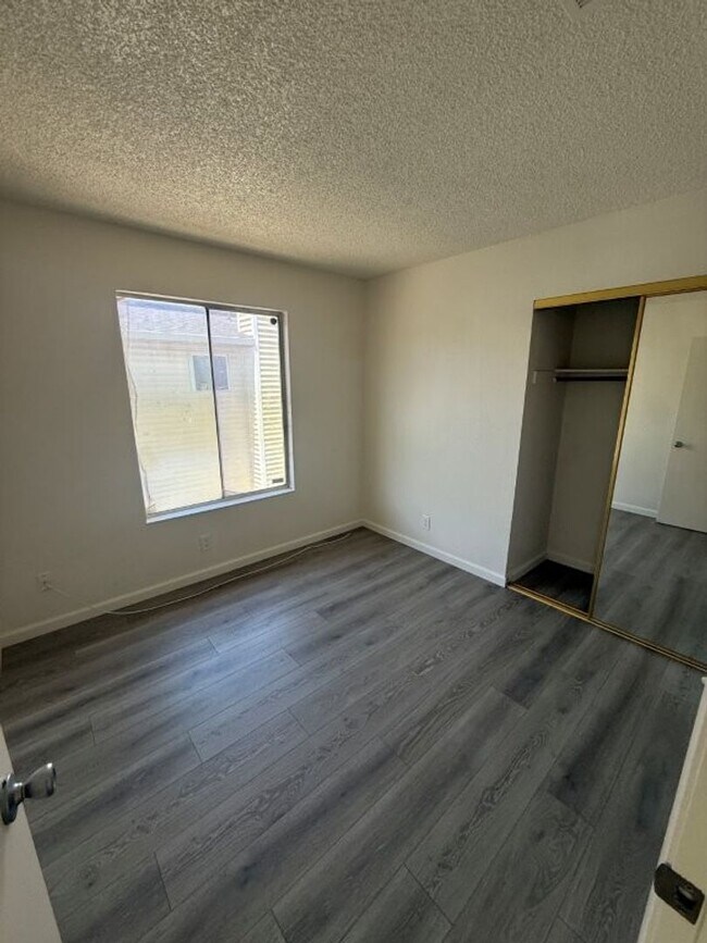 Building Photo - Rare Remodeled 5 Bedroom 2.5 Bath Tri Level in Vacaville