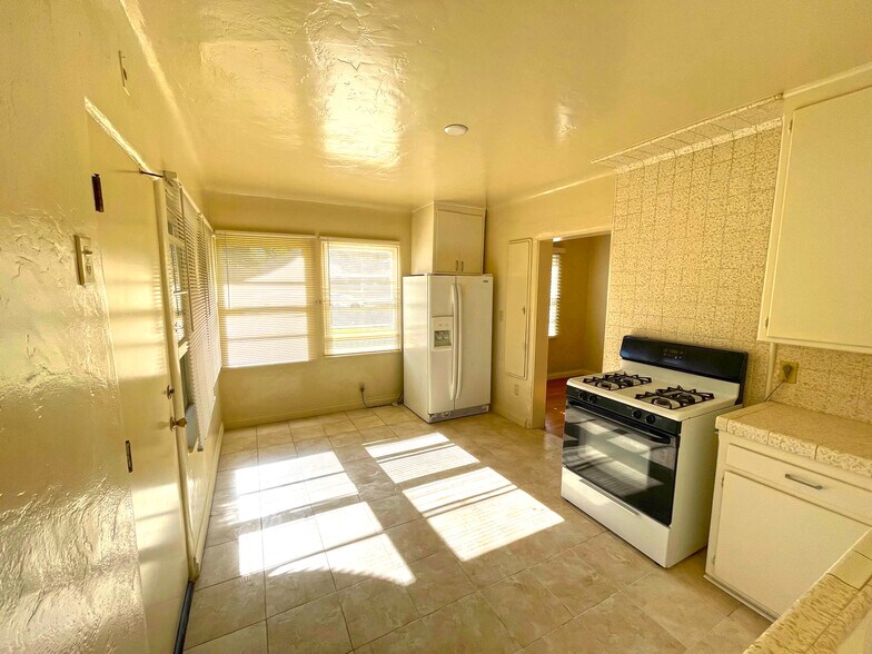 Building Photo - 1700 Don Carlos Ave