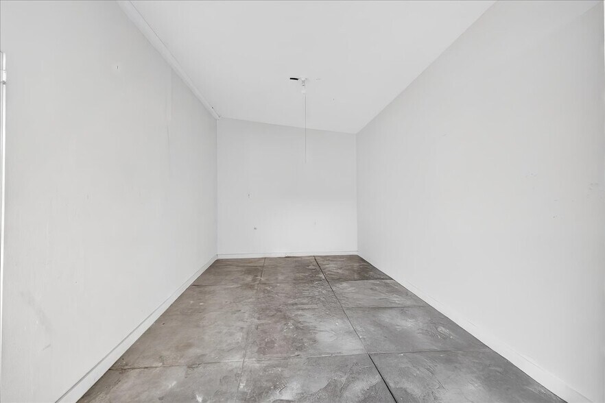 GARAGE/STUDIO - 1185 S Tremaine Ave