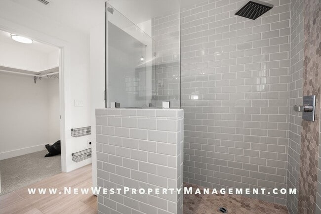 Building Photo - Exquisite Pacific Beach 4 bedroom located on a quiet cul-de-sac in the coveted Floral Terrace com...