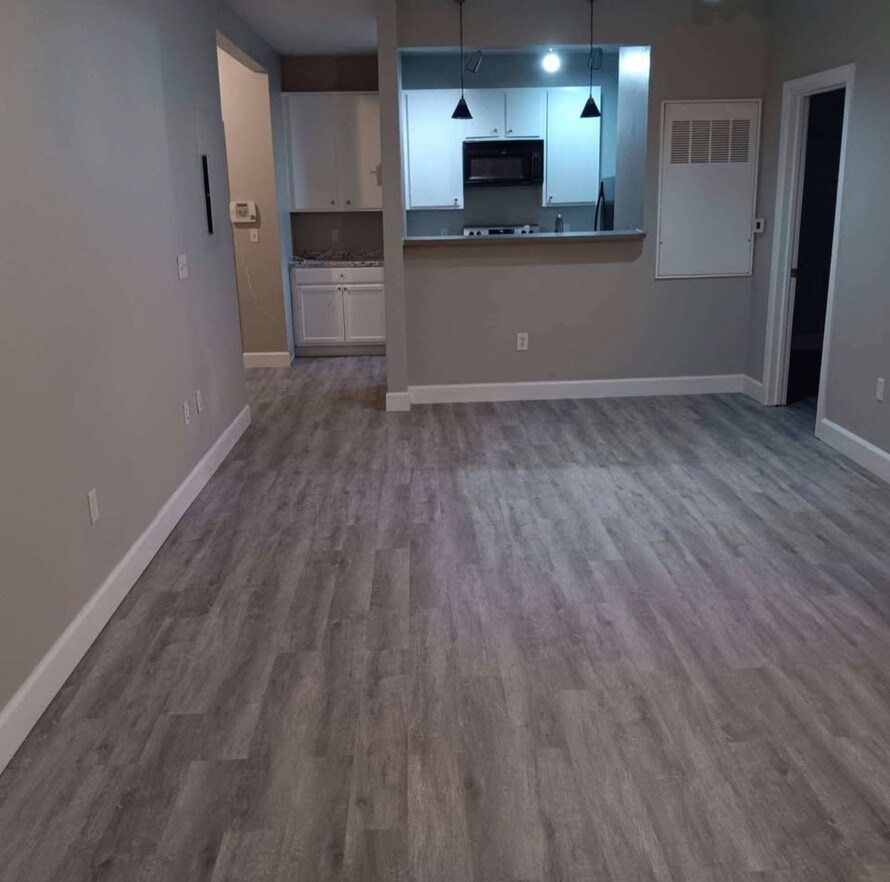 Building Photo - Room in Condo on Crossing Pl