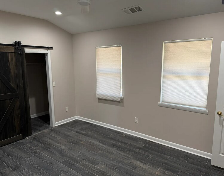 Building Photo - 2281 Shamrock Dr