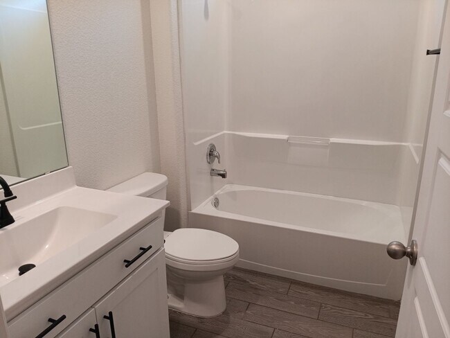 Building Photo - Beautiful 3 bedroom, 2 bathroom in Rio Rancho! Showings available NOW!