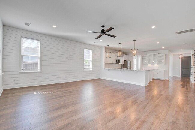 Building Photo - 612 Heartwood Ln