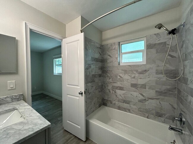 Building Photo - Dream home awaits: stunningly updated 3 be...