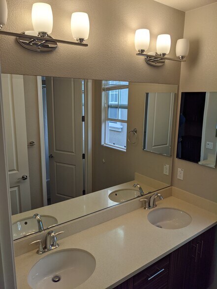 Building Photo - 625 Montage Cir