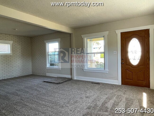 Building Photo - Fantastic Vintage Style 4 Bedroom Home in ...