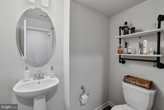 Building Photo - 865 Weald Way