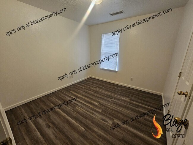 Building Photo - Corner Lot? Check! Dishwasher? Double Check! Your Awesome 3-Bed Home Awaits!