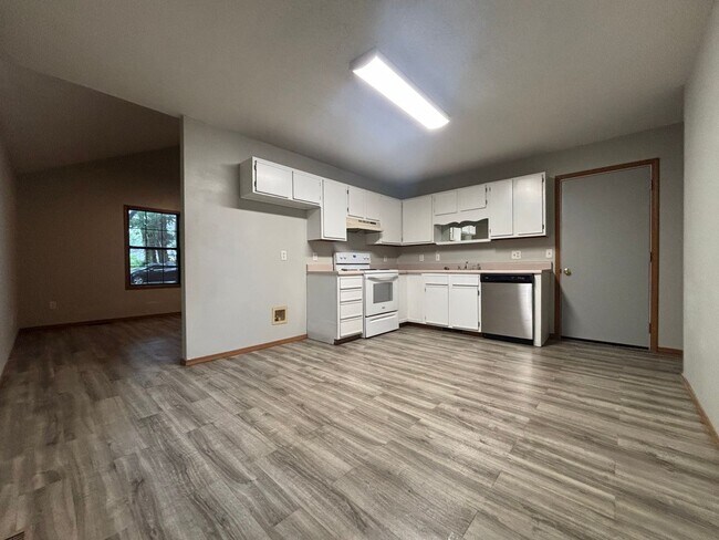 Building Photo - 2 bedroom 1 bathroom 1 car garage
