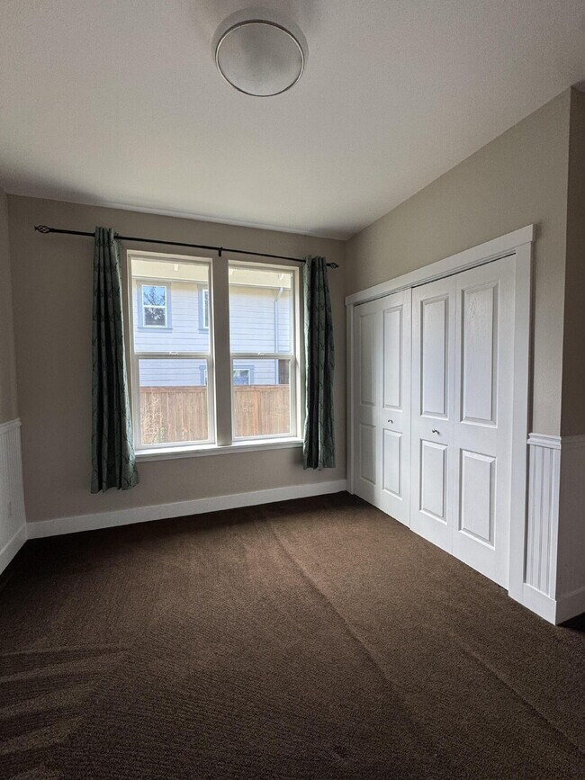 Building Photo - Single-family 3-bedroom home in a desirable neighborhood in town!
