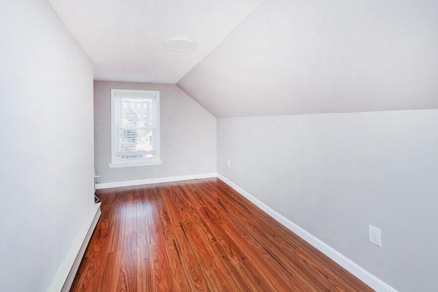 Building Photo - 15 Saunders St